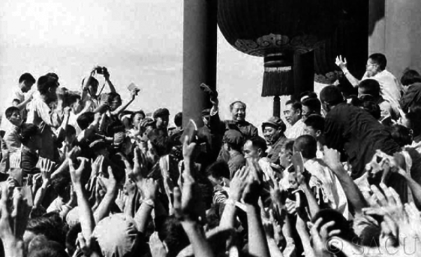 Mao Zedong addressing a group of Communist Chinese workers